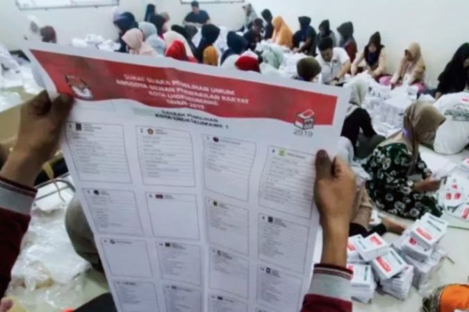 250 petugas dilibatkan untuk sortir surat suara pemilu di Karawang 250 petugas dilibatkan untuk sortir surat suara pemilu di Karawang