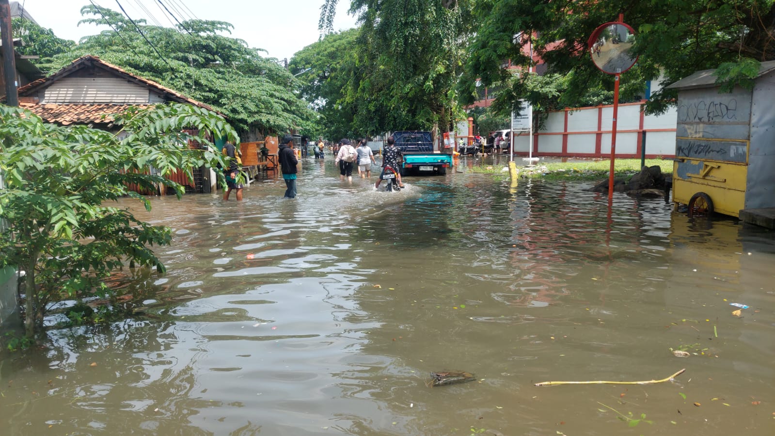 Banjir rendam enam kecamatan di Jakarta Utara Banjir rendam enam kecamatan di Jakarta Utara