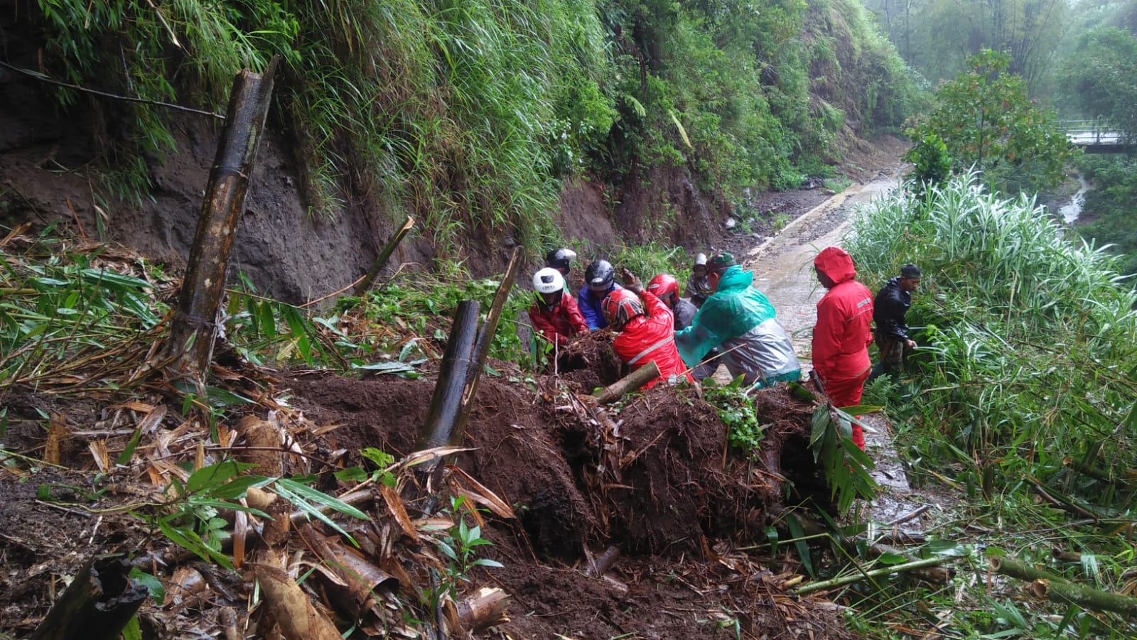 TNI dan warga evakuasi material longsor, buka akses jalan di lereng Merapi TNI dan warga evakuasi material longsor, buka akses jalan di lereng Merapi