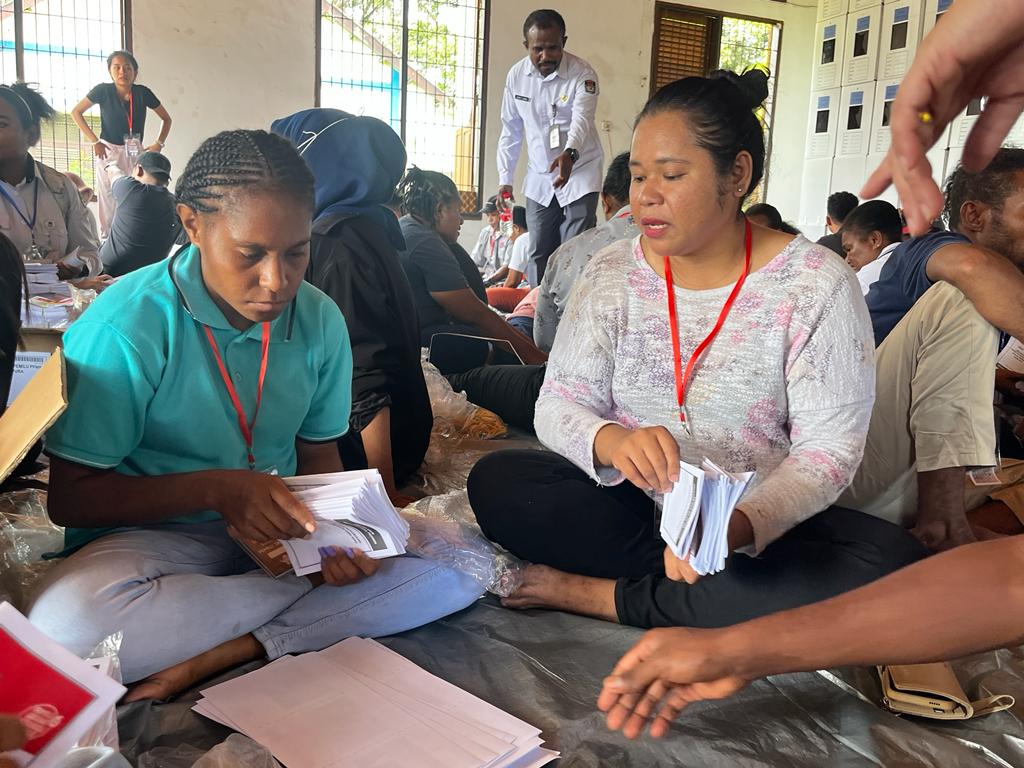 KPU Kabupaten Jayapura mulai sortir dan lipat suara Pemilu Presiden dan DPD RI KPU Kabupaten Jayapura mulai sortir dan lipat suara Pemilu Presiden dan DPD RI