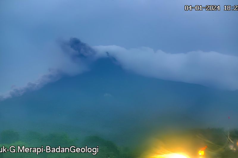 Gunung Merapi semburkan awan panas guguran sejauh 1,8 kilometer Gunung Merapi semburkan awan panas guguran sejauh 1,8 kilometer