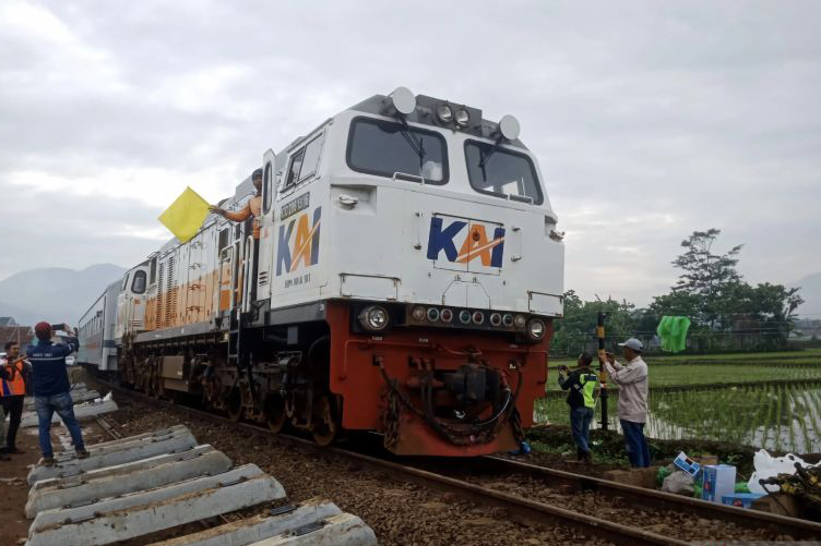 Jalur kereta di Bandung dipastikan bisa dilalui pascakecelakaan