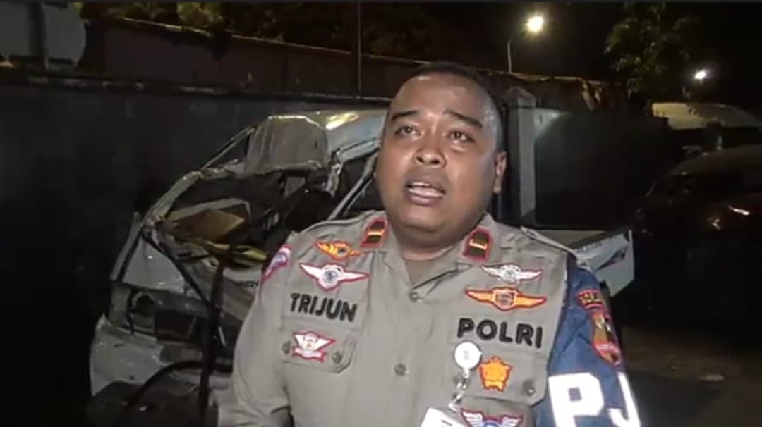 Pikup tabrak truk mogok di Tol Cipularang, sopir tewas, kernet luka berat Pikup tabrak truk mogok di Tol Cipularang, sopir tewas, kernet luka berat