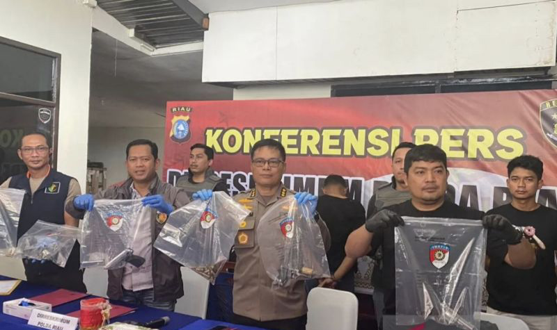 Polda Riau tembak perampok bersenpi hingga tewas Polda Riau tembak perampok bersenpi hingga tewas