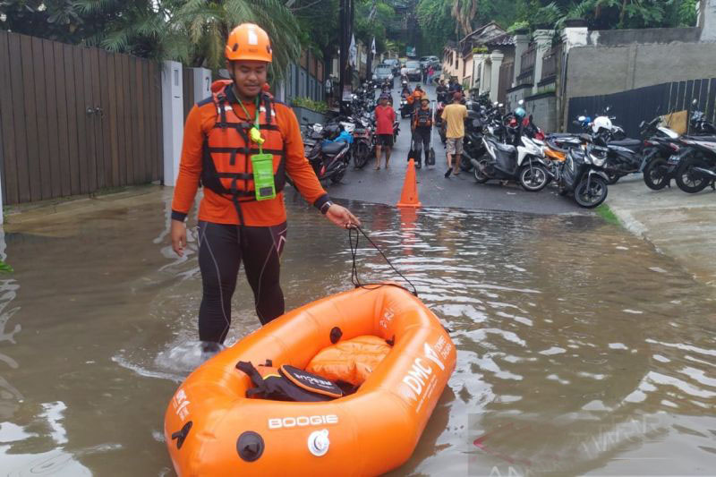 12 kelurahan di Jaksel masih tergenang air hingga Minggu 12 kelurahan di Jaksel masih tergenang air hingga Minggu