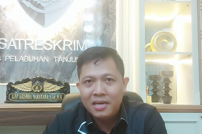 Polisi cermati foto lokasi penemuan jenazah wanita dalam peti kemas