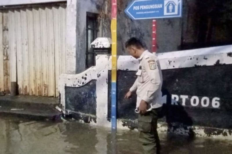 Pintu Air Angke Hulu naik status menjadi siaga 3