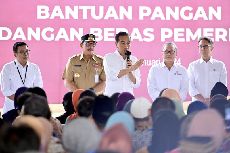 Presiden Jokowi dan Ibu Negara salurkan bantuan beras di Salatiga Presiden Jokowi dan Ibu Negara salurkan bantuan beras di Salatiga