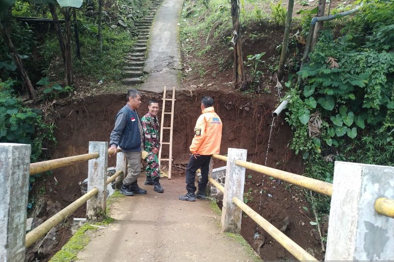 Longsor putus jembatan penghubung antar-desa di Sukabumi
