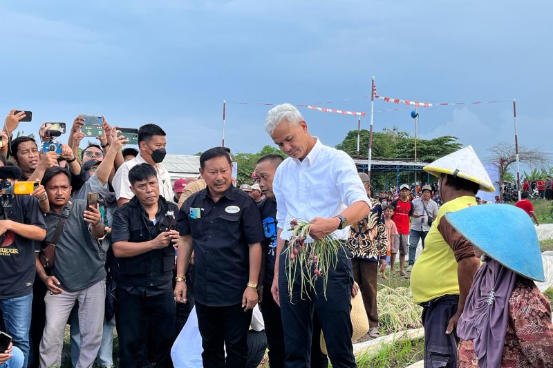 Ganjar Pranowo minta TPN cek masalah sistem irigasi di Brebes Ganjar Pranowo minta TPN cek masalah sistem irigasi di Brebes