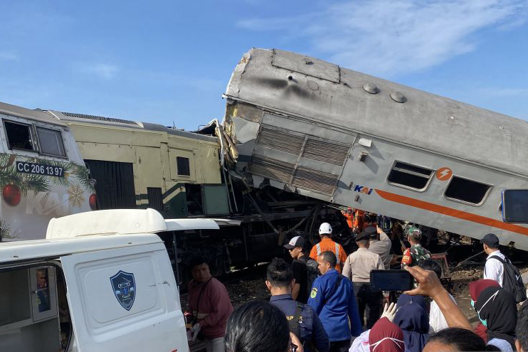 Satu pramugara meninggal akibat kecelakaan kereta di Bandung Satu pramugara meninggal akibat kecelakaan kereta di Bandung