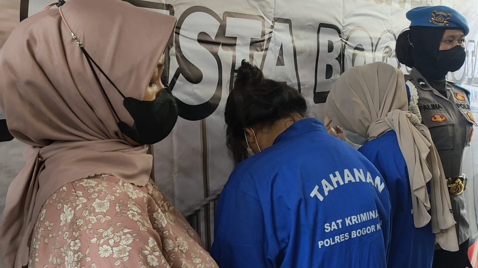 Promosikam judi online, dua selebgram cantik asal Kota Bogor dibekuk polisi Promosikam judi online, dua selebgram cantik asal Kota Bogor dibekuk polisi
