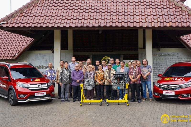 Honda memberikan dua mobil dan empat mesin kendaraan kepada Universitas Indonesia Honda memberikan dua mobil dan empat mesin kendaraan kepada Universitas Indonesia