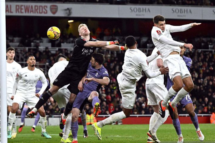 Liverpool kalahkan Fulham 2-1 di semifinal leg 1