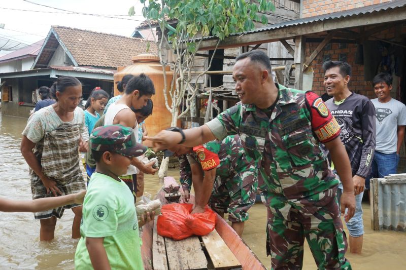 Prajurit TNI bagikan nasi bungkus untuk korban banjir di Tebo Prajurit TNI bagikan nasi bungkus untuk korban banjir di Tebo