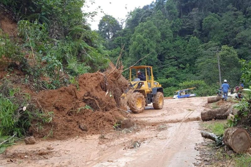 Hujan lebat disertai angin kencang berpotensi melanda lima daerah di Banten Hujan lebat disertai angin kencang berpotensi melanda lima daerah di Banten