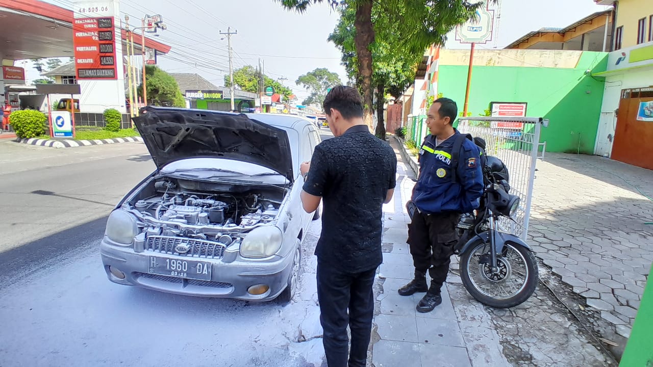 Mobil mogok keluarkan percikan api di SPBU Ungaran bikin geger warga 