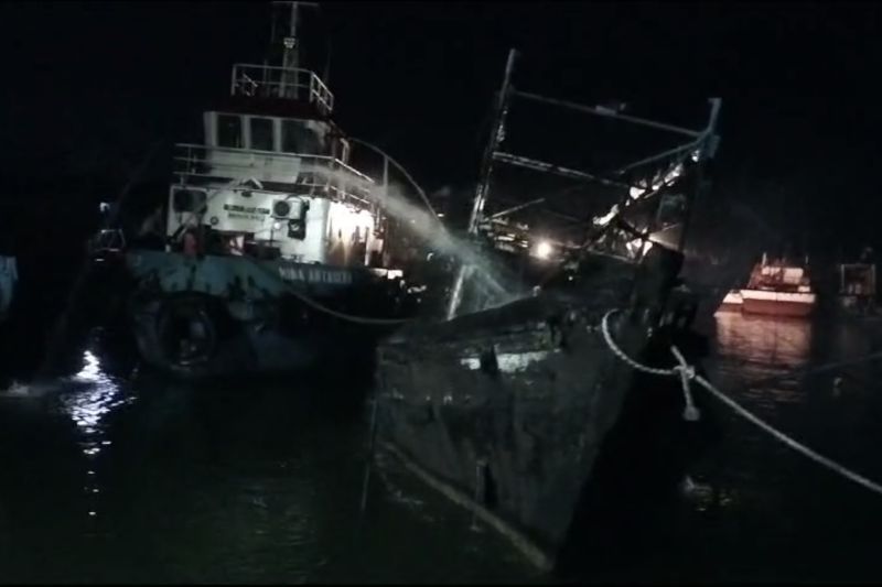 Petugas padamkan kebakaran kapal cumi di Muara Baru