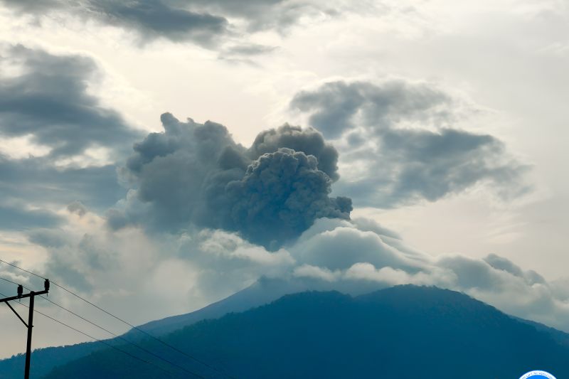 Gunung Lewotobi Laki-laki kembali lontarkan abu vulkanik Gunung Lewotobi Laki-laki kembali lontarkan abu vulkanik