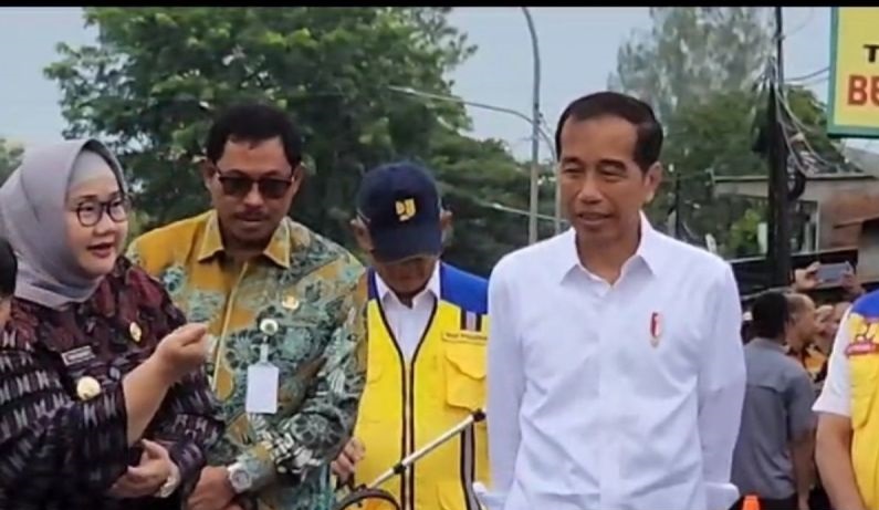 Presiden Jokowi tinjau perbaikan Jalan Solo-Purwodadi Presiden Jokowi tinjau perbaikan Jalan Solo-Purwodadi