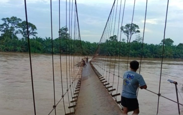 BPBD bantu warga seberangi jembatan putus akibat banjir di Muratara