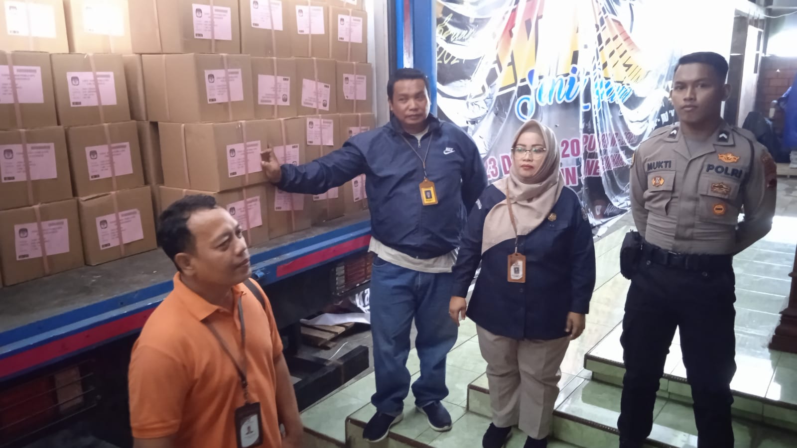 KPU Sukoharjo sortir dan lipat surat suara yang datang lebih awal KPU Sukoharjo sortir dan lipat surat suara yang datang lebih awal