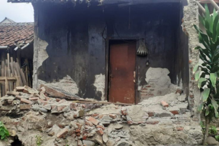 Sejumlah rumah alami kerusakan dampak gempa M5,9 di Sukabumi Sejumlah rumah alami kerusakan dampak gempa M5,9 di Sukabumi