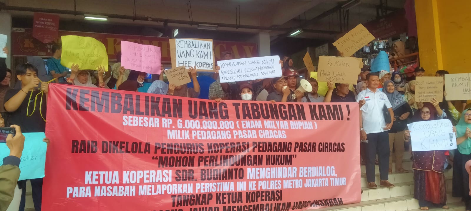 Dipersulit ambil tabungan koperasi, ratusan nasabah pedagang Pasar Ciracas unjuk rasa