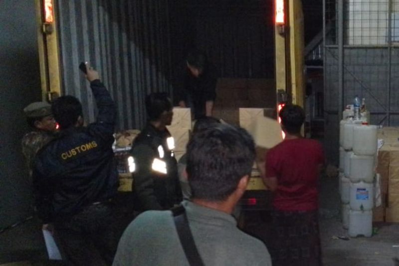 Negara rugi Rp1,7 miliar, Satpol PP Garut sita rokok ilegal dari gudang penyimpanan Negara rugi Rp1,7 miliar, Satpol PP Garut sita rokok ilegal dari gudang penyimpanan