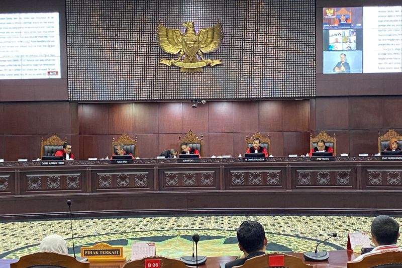 MK tolak uji formil syarat usia capres-cawapres Denny Indrayana cs MK tolak uji formil syarat usia capres-cawapres Denny Indrayana cs