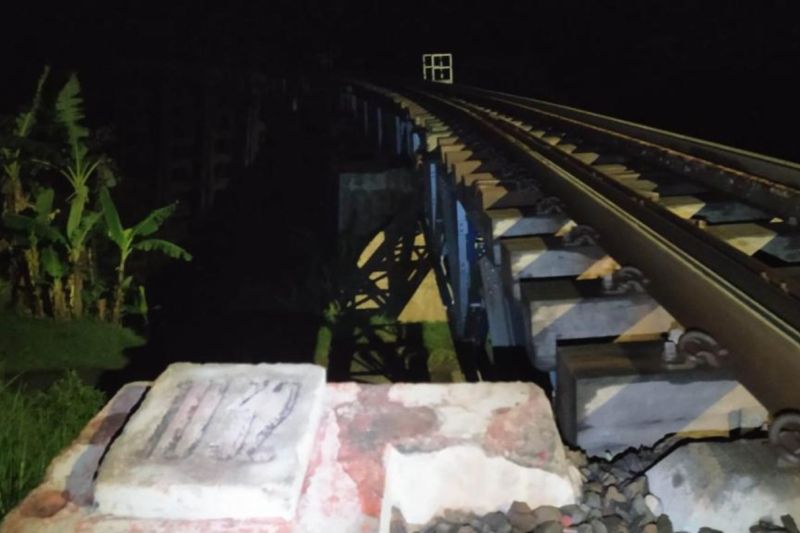 KAI Daop 2 hentikan perjalanan 13 kereta api saat gempa melanda Sumedang KAI Daop 2 hentikan perjalanan 13 kereta api saat gempa melanda Sumedang