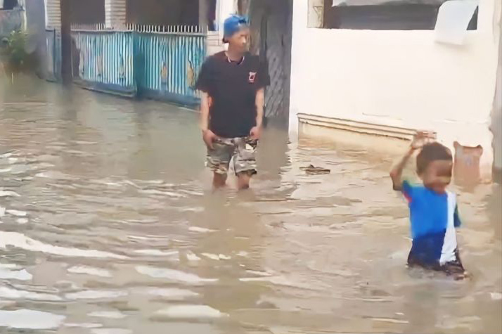 Luapan Kali Cipinang rendam puluhan rumah di Kelurahan Makasar Luapan Kali Cipinang rendam puluhan rumah di Kelurahan Makasar