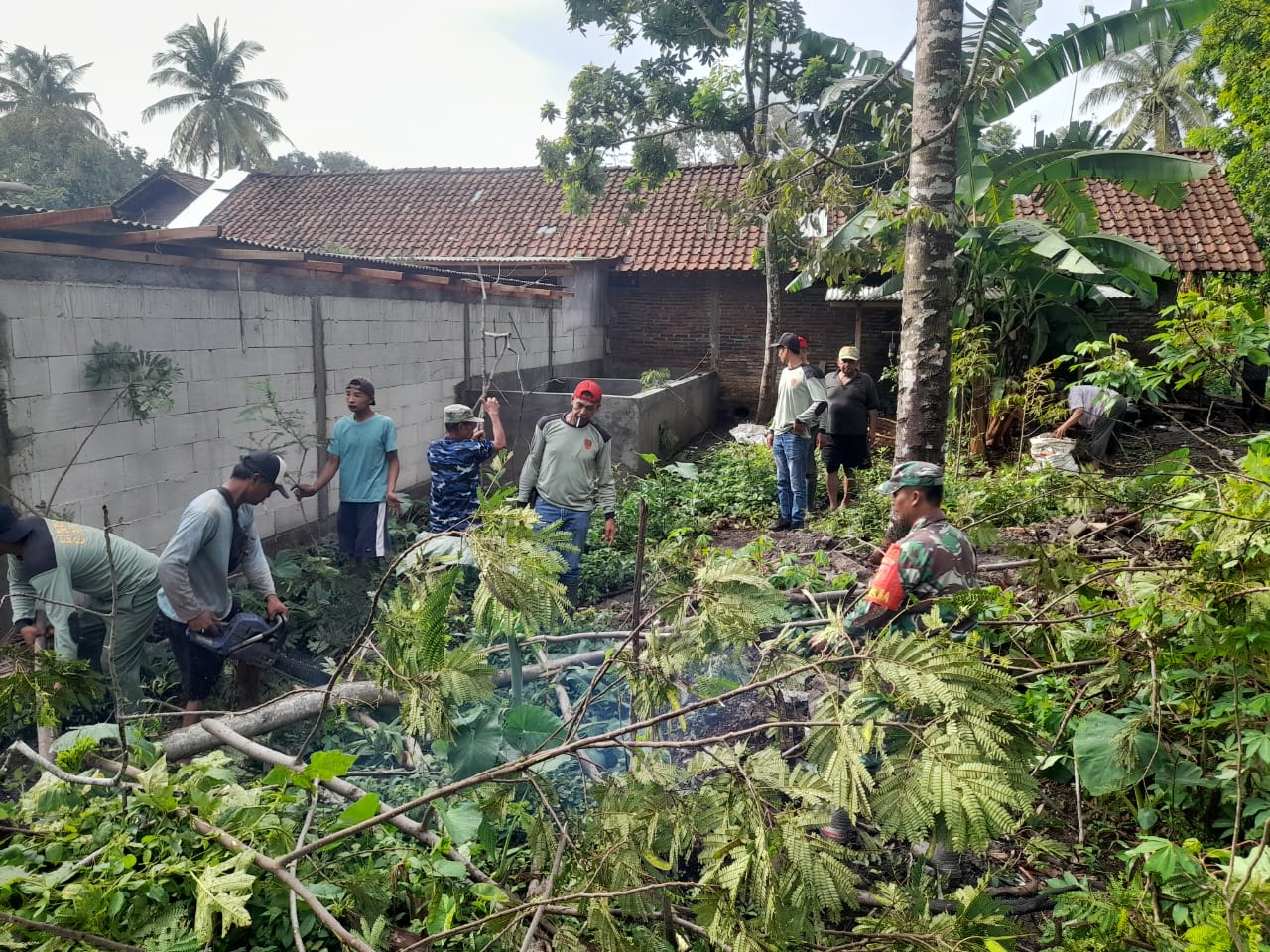TNI dan warga evakuasi pohon tumbang dan perbaiki rumah di kaki Merbabu 
