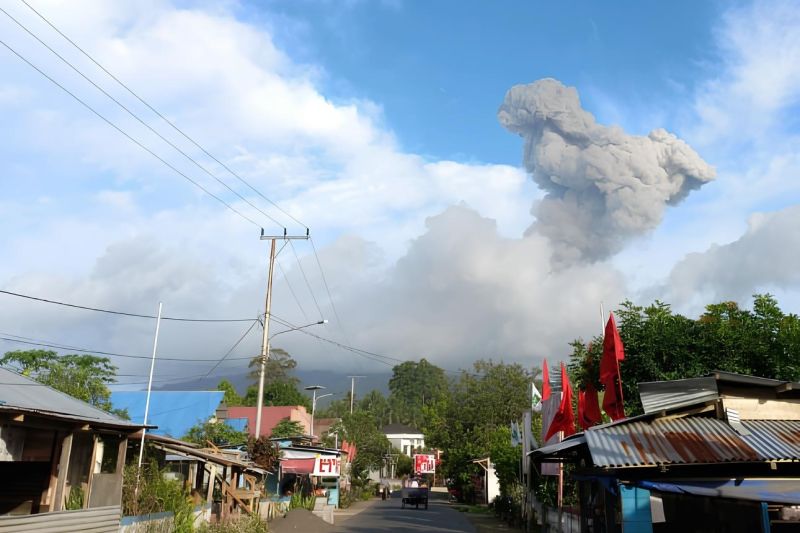 Gunung Ibu muntahkan abu vulkanik setinggi 1,5 kilometer Gunung Ibu muntahkan abu vulkanik setinggi 1,5 kilometer