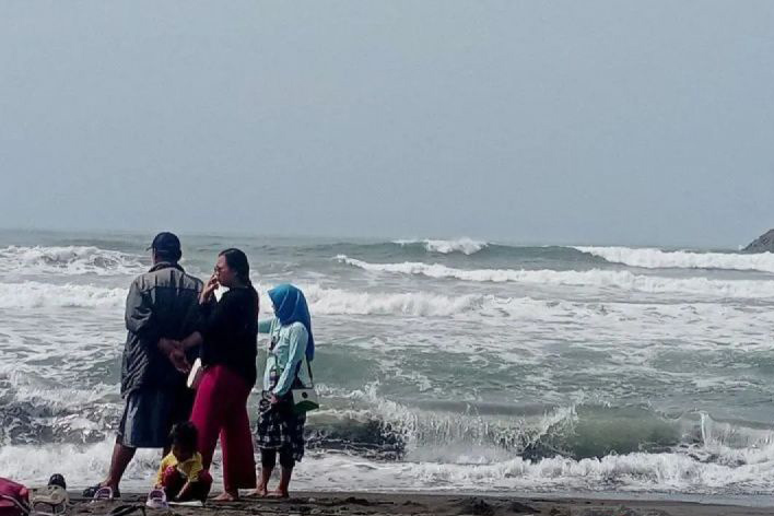 Waspada gelombang tinggi di laut selatan Jabar-DIY Waspada gelombang tinggi di laut selatan Jabar-DIY