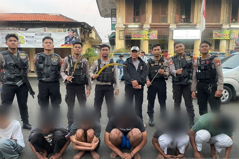 Polisi bubarkan tawuran antarwarga di Palmerah Polisi bubarkan tawuran antarwarga di Palmerah