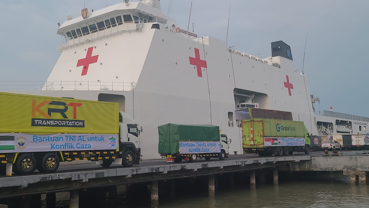 Kapal RS KRI dr Radjiman Wedyodiningrat-992 TNI AL angkut bantuan untuk Palestina Kapal RS KRI dr Radjiman Wedyodiningrat-992 TNI AL angkut bantuan untuk Palestina