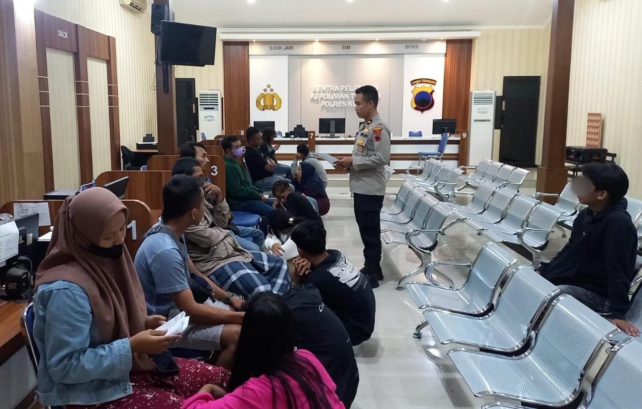 Razia tempat kos, aparat Polsek Kota temukan alat kontrasepsi dan 5 pasangan mesum Razia tempat kos, aparat Polsek Kota temukan alat kontrasepsi dan 5 pasangan mesum