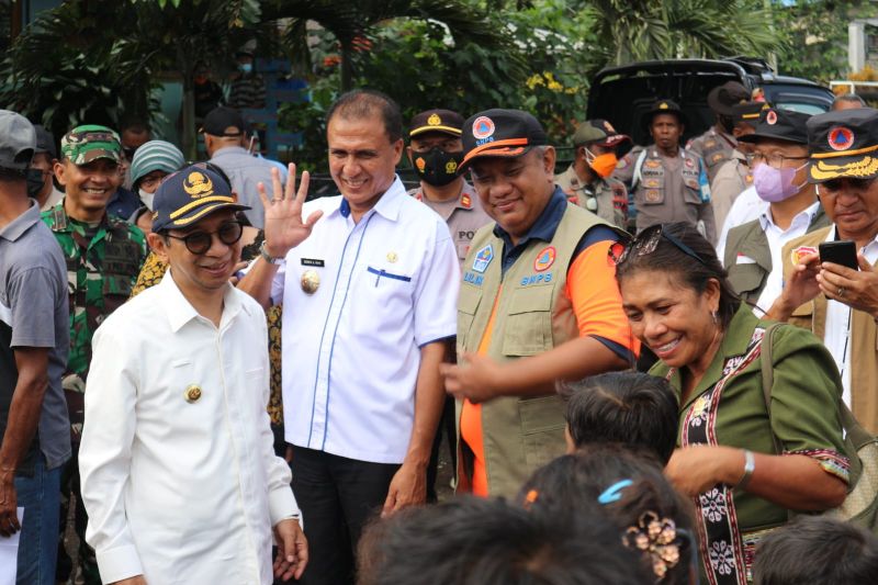 Dana bantuan Rp250 juta disalurkan untuk korban erupsi Lewotobi Dana bantuan Rp250 juta disalurkan untuk korban erupsi Lewotobi