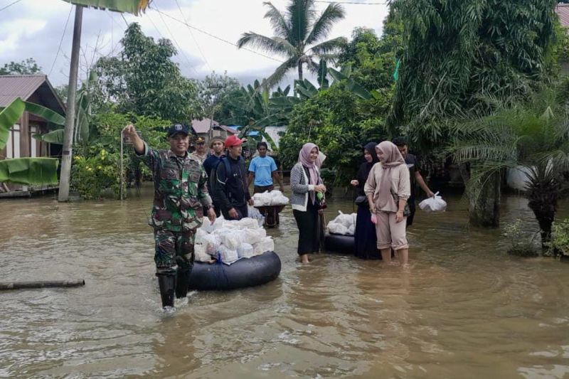 TNI-AD bantu warga terdampak banjir di Desa Masiraan HST Kalsel TNI-AD bantu warga terdampak banjir di Desa Masiraan HST Kalsel