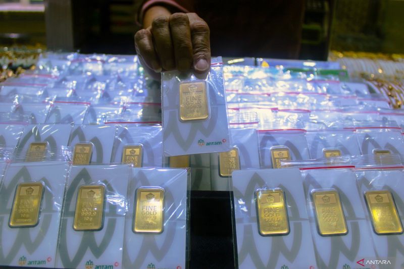 Harga emas Antam hari ini naik Rp10.000 per gram Harga emas Antam hari ini naik Rp10.000 per gram