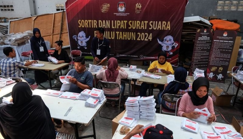 KPU Surakarta mulai sortir dan lipat surat suara Pemilu 2024