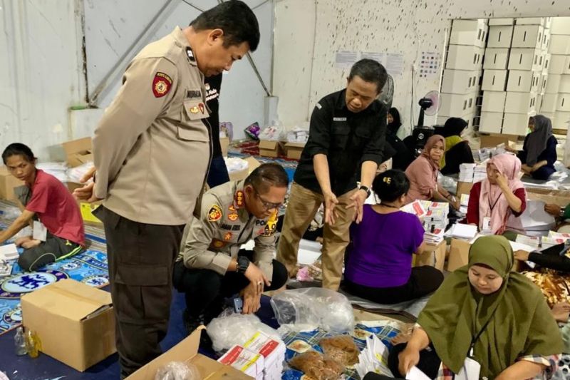 Polisi ingatkan untuk waspadai orang asing di gudang logistik pemilu Polisi ingatkan untuk waspadai orang asing di gudang logistik pemilu