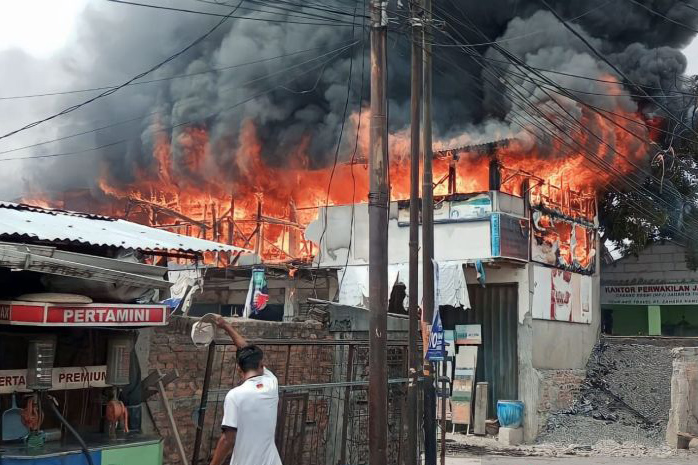 Kebakaran lahap toko bahan bangunan di Kramat Jati Kebakaran lahap toko bahan bangunan di Kramat Jati