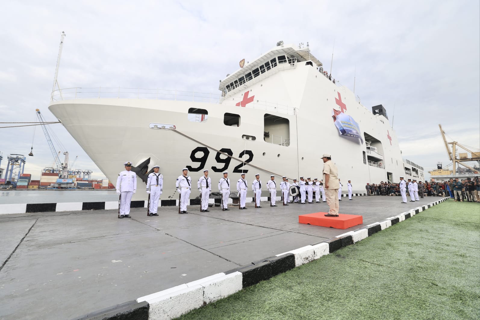 Menhan Prabowo lepas Kapal RS TNI KRI dr. Radjiman-992 kirim bantuan untuk Palestina Menhan Prabowo lepas Kapal RS TNI KRI dr. Radjiman-992 kirim bantuan untuk Palestina
