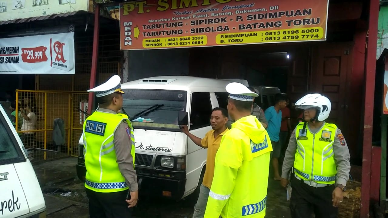 Optimalkan Terminal Amplas, Polisi tertibkan angkutan umum mangkal di SM Raja Optimalkan Terminal Amplas, Polisi tertibkan angkutan umum mangkal di SM Raja