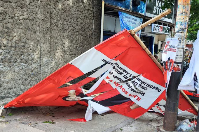 Pengendara motor tertimpa baliho caleg di Cakung