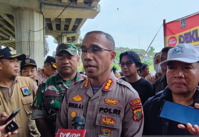 Anggota polisi terkena lemparan batu saat lerai tawuran di Bassura