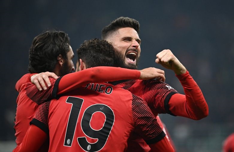 Milan menang 3-2 atas Udinese pada laga yang diwarnai pelecehan rasial Milan menang 3-2 atas Udinese pada laga yang diwarnai pelecehan rasial