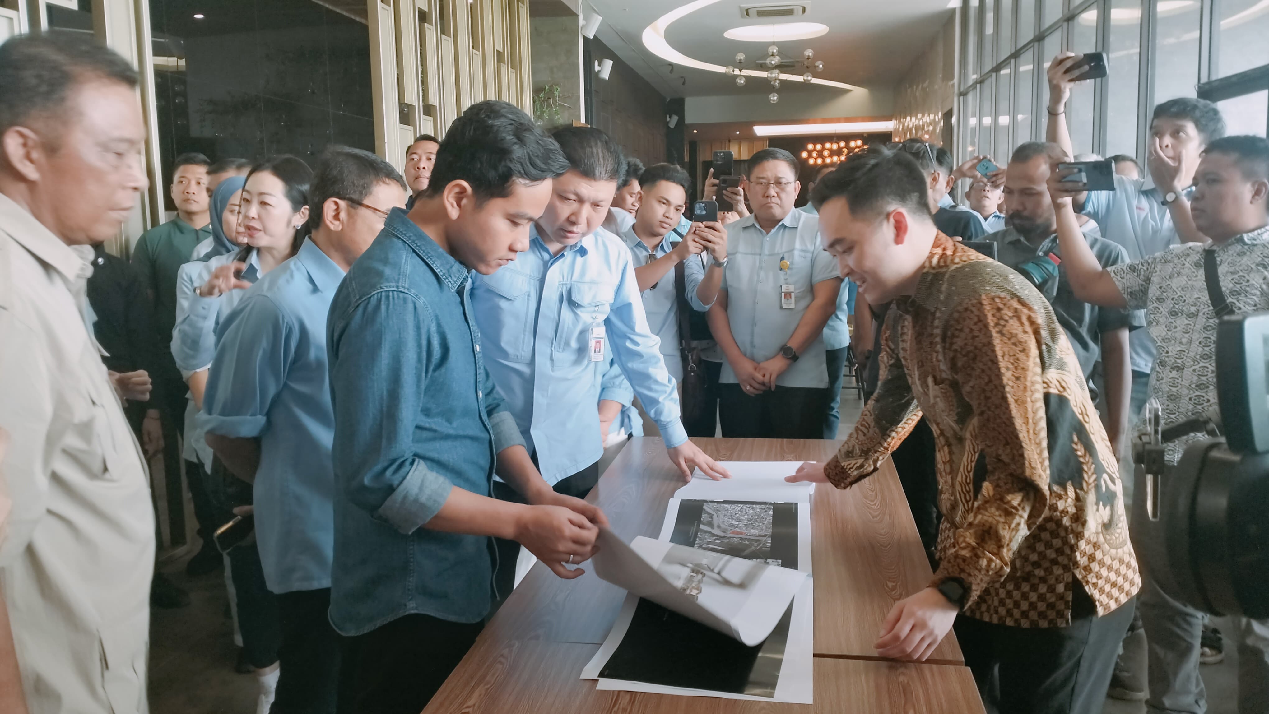 Gibran kampanye sambangi Sritex disambut teriakan Mas Samsul oleh buruh Gibran kampanye sambangi Sritex disambut teriakan Mas Samsul oleh buruh